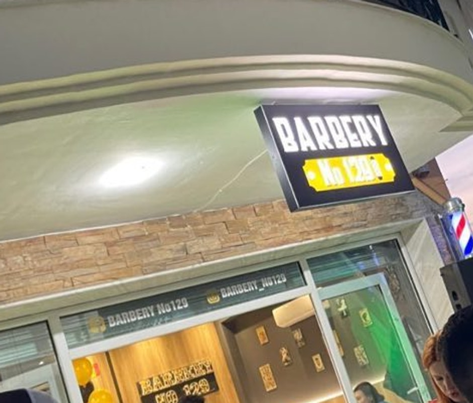 Η φωτεινή ταμπέλα BARBERY No 129 στην Κωνσταντίνου Παλαιολόγου 129, Σταυρούπολη